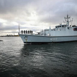 Mereväe laev sai jää tõttu vigastada