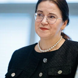 Pakosta palkas Parempoolsete taustaga nõunikud