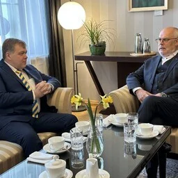 Karis kohtus presidendivalimiste teemal Hussariga