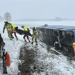 Buss sõitis kraavi lumest ja libedusest