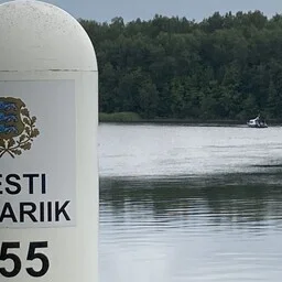 Piirivalve kaater läks rikke tõttu Venemaa vette