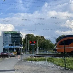 Eesti Raudtee korrastab 100 raudtee ülekäigukohta