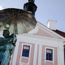 Üle poole tudengitest peab kooli ajal töötama