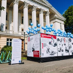 Inimõiguste Instituut paigutas küüditamise mälestusnäituse Tallinna Mere puiesteele
